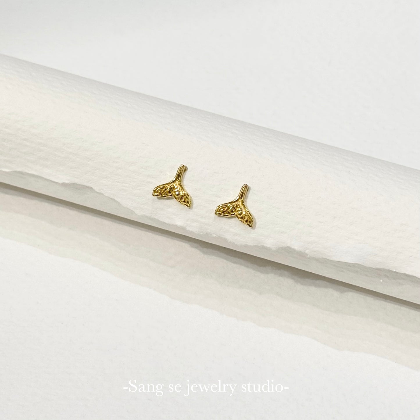 鯨魚尾巴 𝖶𝗁𝖺𝗅𝖾 𝖳𝖺𝗂𝗅，黃金耳環