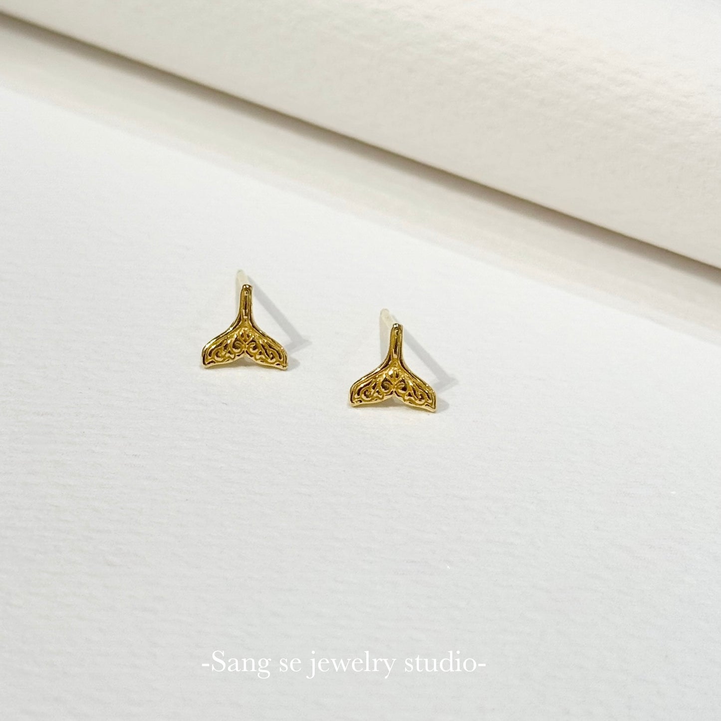 鯨魚尾巴 𝖶𝗁𝖺𝗅𝖾 𝖳𝖺𝗂𝗅，黃金耳環